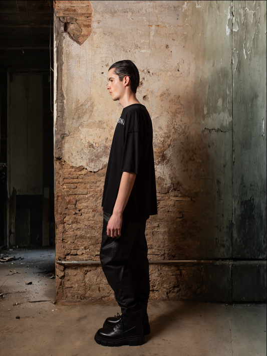 Tardor Oversize Asymmetrical Logo T-Shirt - ZHANNAONA | Camisetas - Detail View