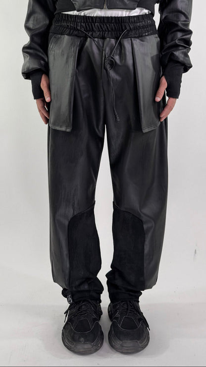 Pantalón Bomber de piel vegana negra con refuerzos en las rodillas y cordón en la cintura, vista frontal