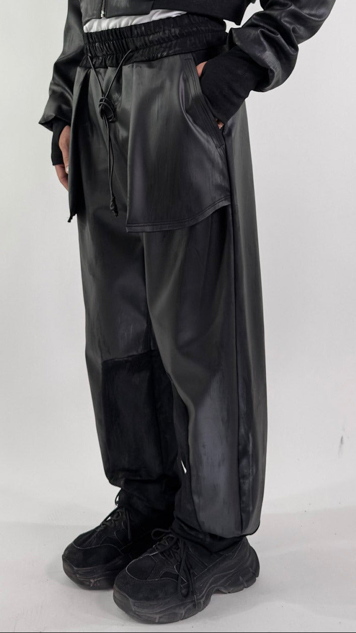 Pantalón Bomber de piel vegana negra con panel de tejido en la rodilla y bolsillo lateral, vista lateral