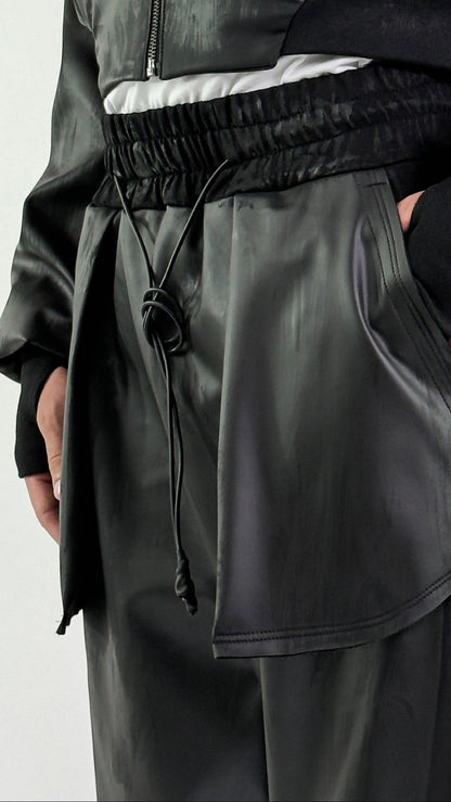 Pantalón Bomber de piel vegana negra con cordón anudado, cintura elástica fruncida y bolsillo; detalle frontal