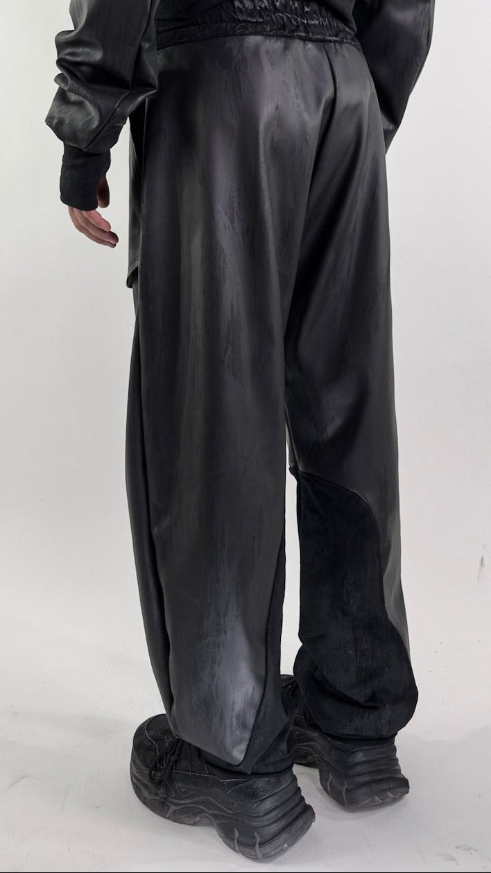 Pantalón Bomber de piel vegana negra con refuerzo en la rodilla y cintura fruncida, vista trasera