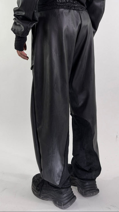 Pantalón Bomber de piel vegana negra con refuerzo en la rodilla y cintura fruncida, vista trasera