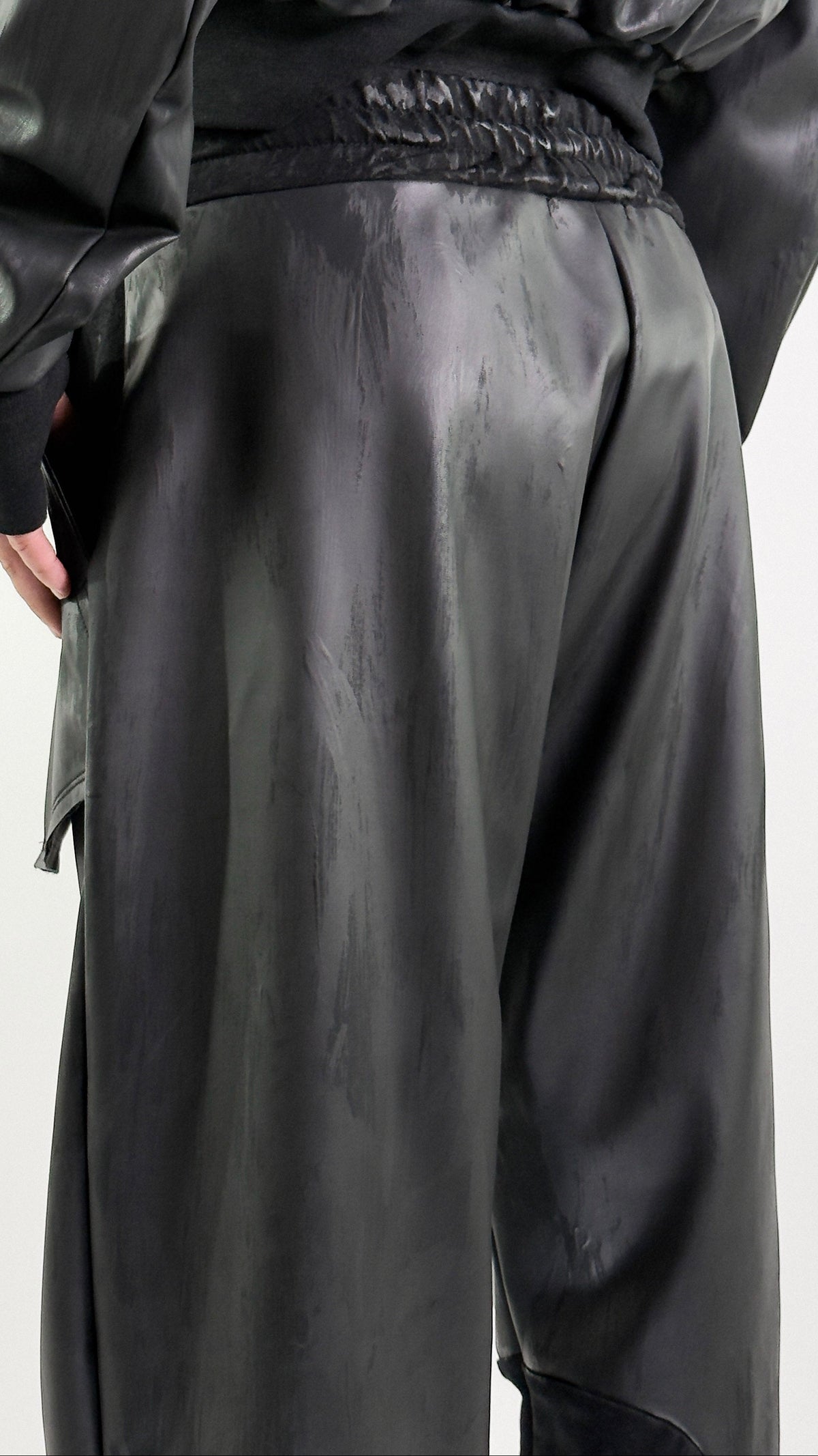 Pantalón Bomber de piel vegana negra de acabado satinado desgastado con cintura elástica; detalle trasero