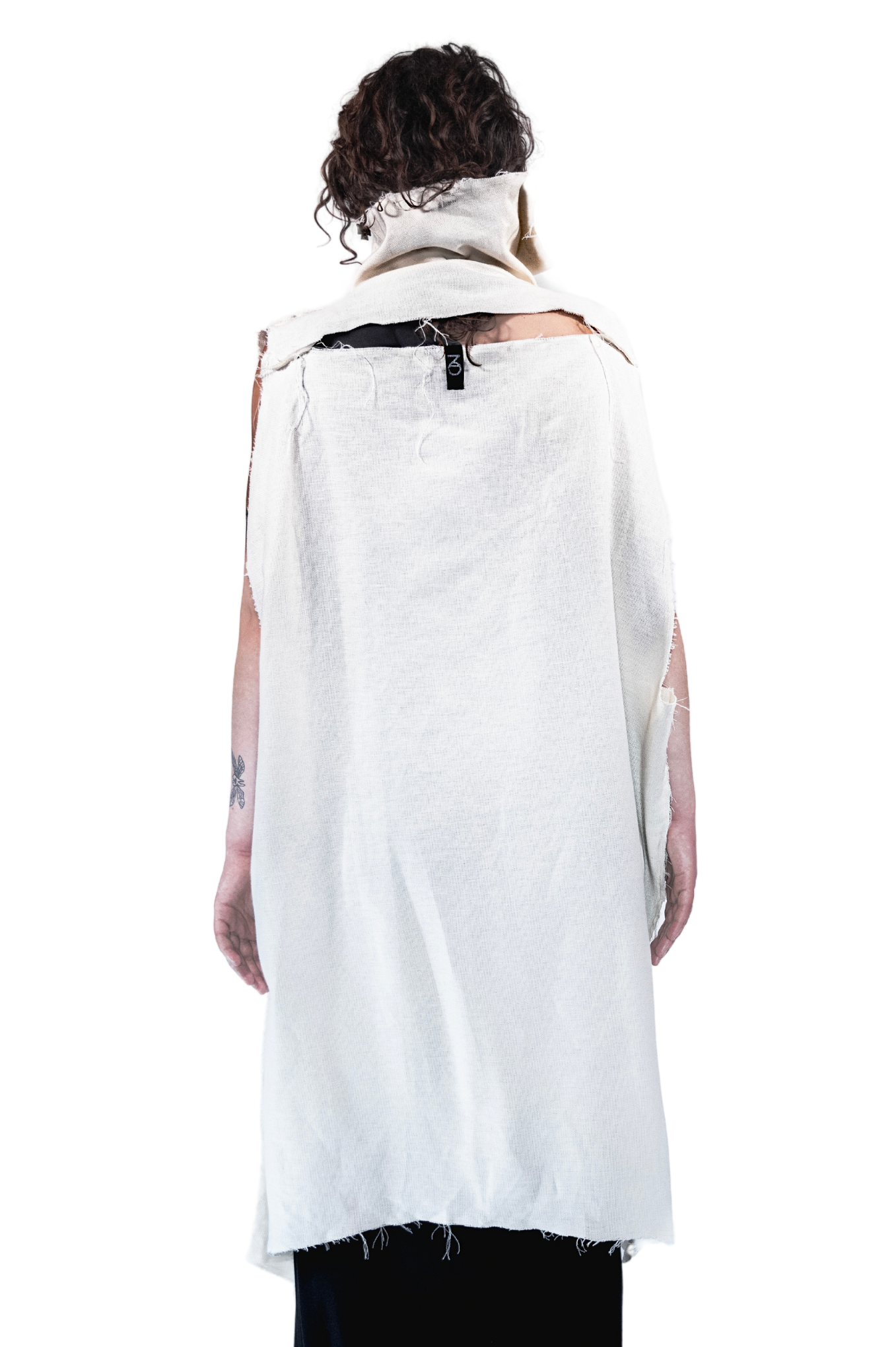 ZHANNAONA coat dune linen cotton bone white transformable sleeveless asymmetrical  oversize genderfluid unisex futuristic style Barcelona avant-garde