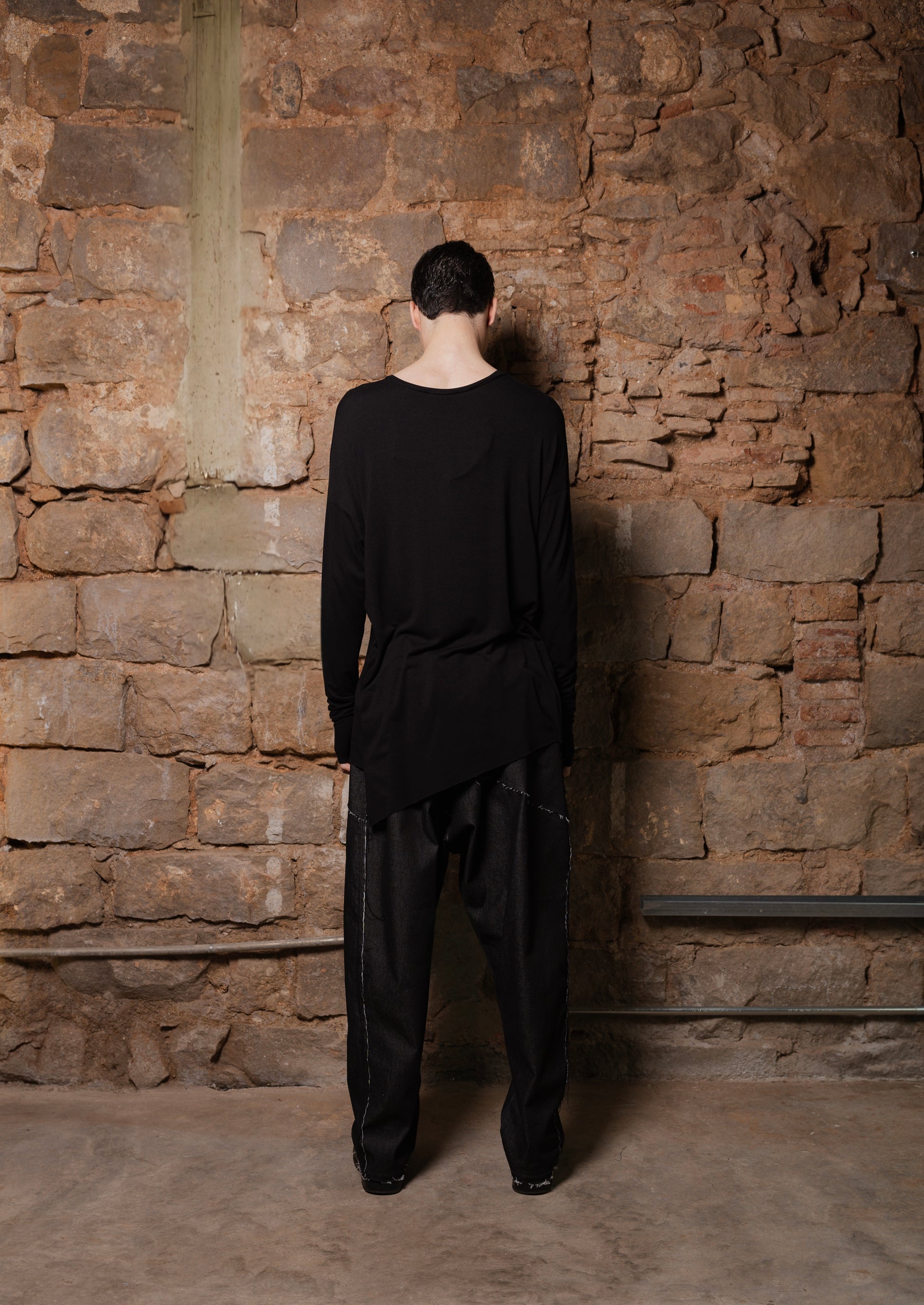 Asymmetrical Black Long Sleeve with Thumb Holes - ZHANNAONA | Camisetas - Back View