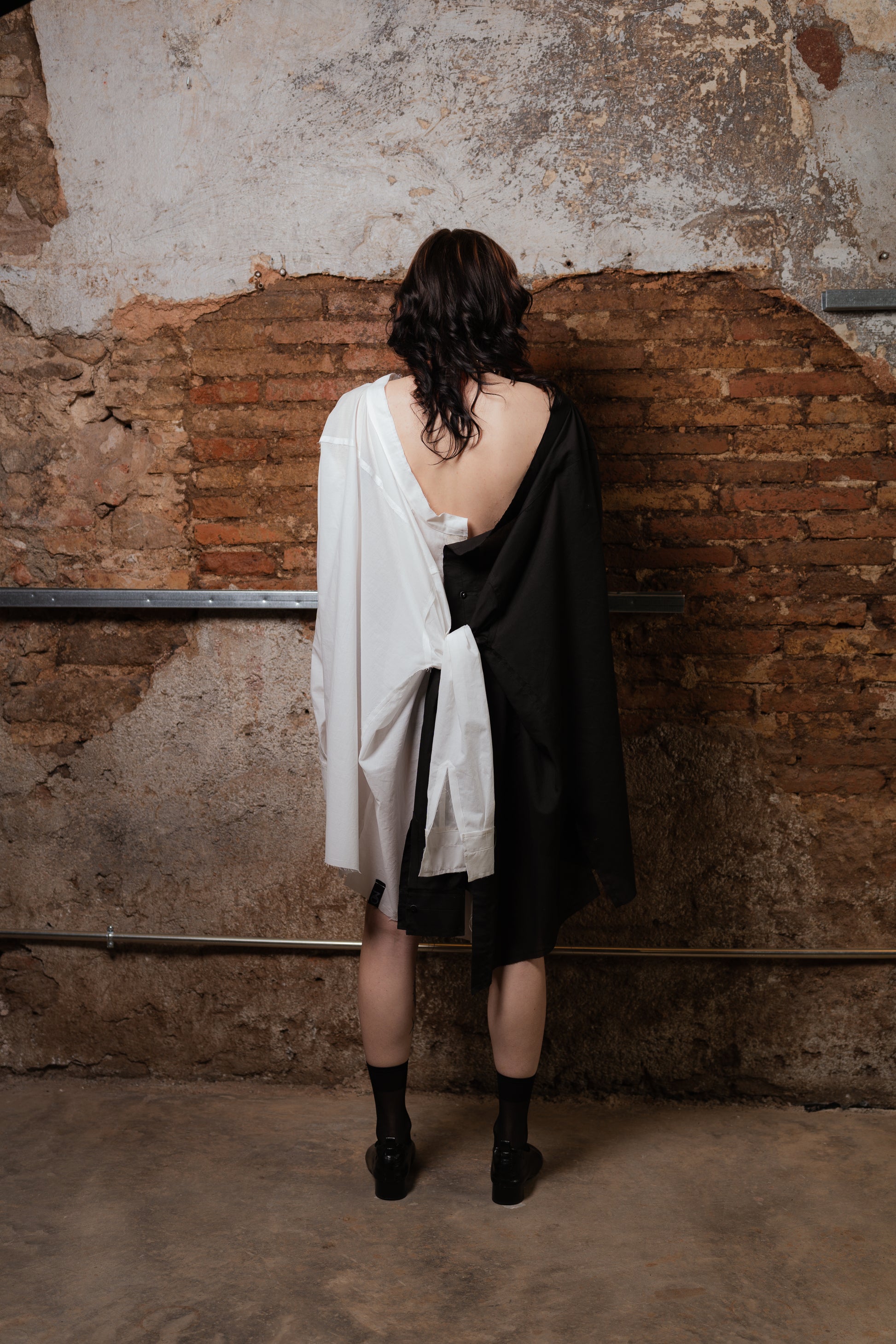 Asymmetrical Shirt TWINS in Black Cotton - ZHANNAONA | Partes de arriba - View 7