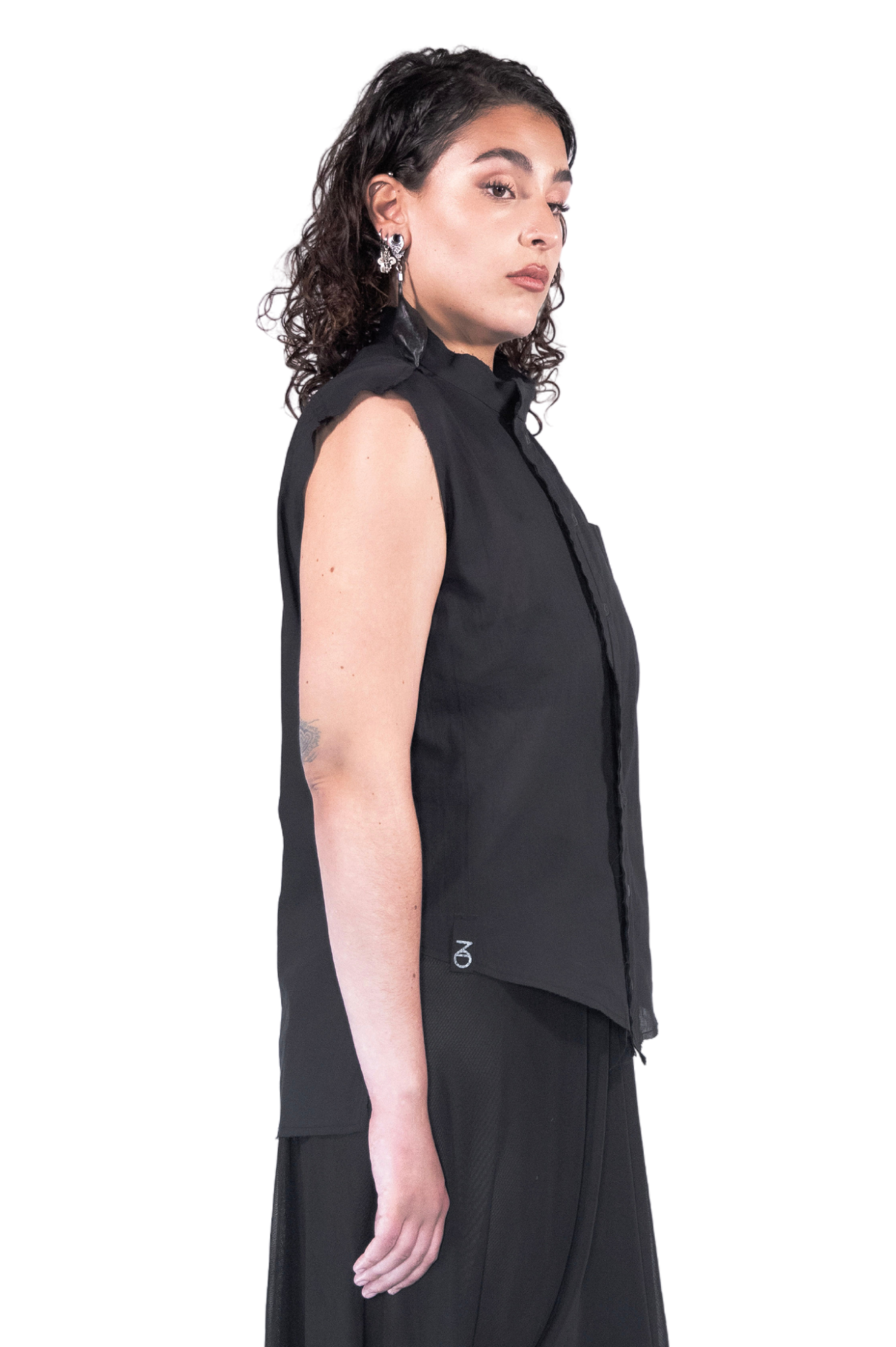Asymmetrical Sleeveless Shirt TWINS in Black Cotton - ZHANNAONA | Partes de arriba - View 6
