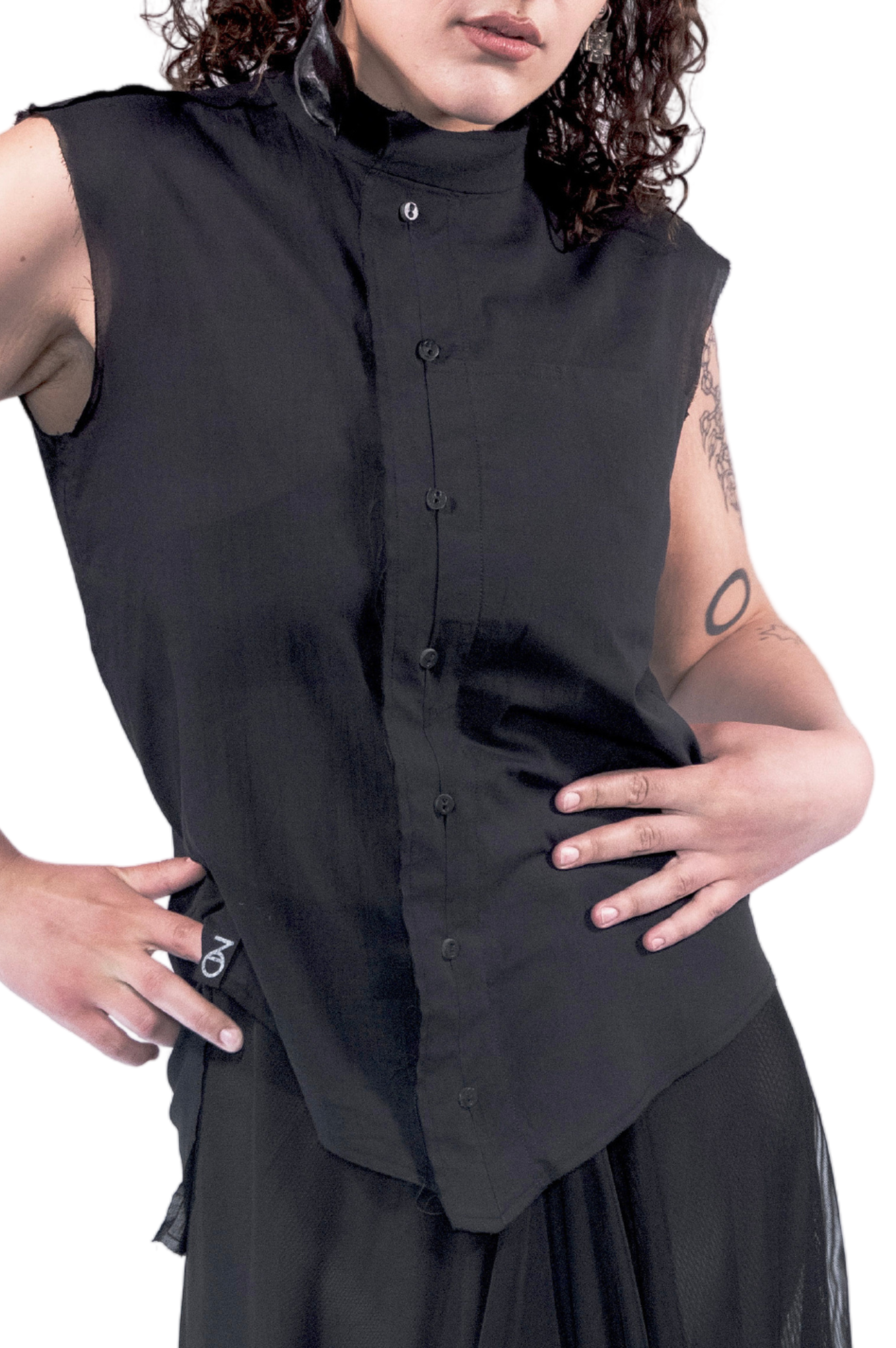 Asymmetrical Sleeveless Shirt TWINS in Black Cotton - ZHANNAONA | Partes de arriba - View 8