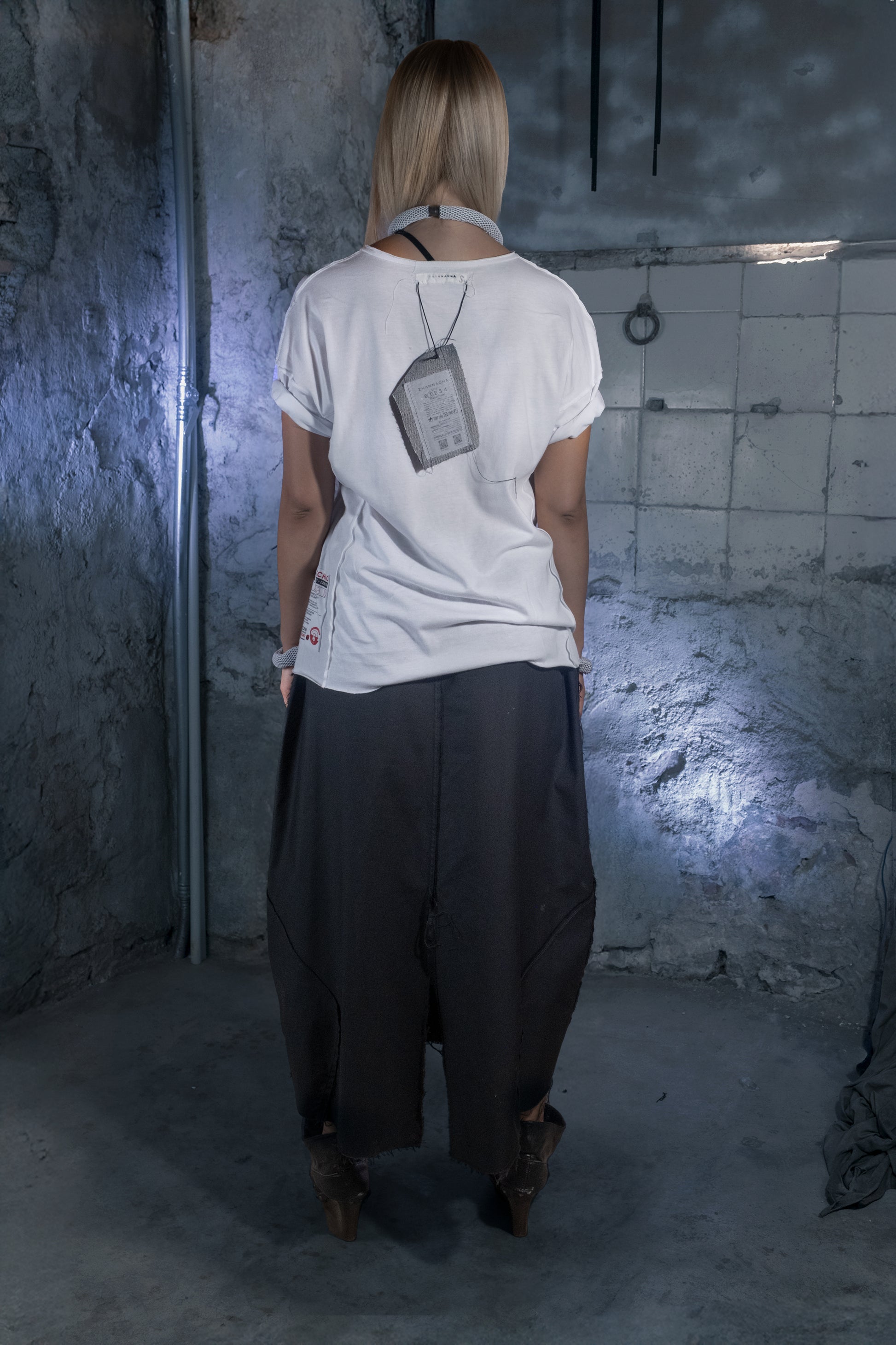 Base T-Shirt in White Cotton Ghost Logo Edition - ZHANNAONA | Camisetas - Back View