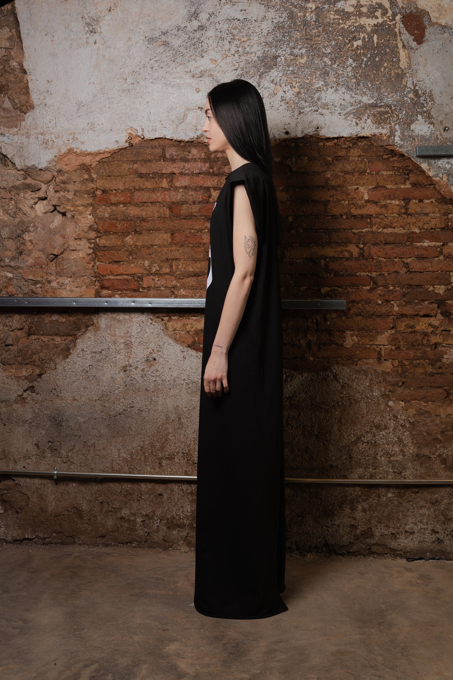 Corp Sleeveless Dress with Logo - ZHANNAONA | Vestidos - Detail View