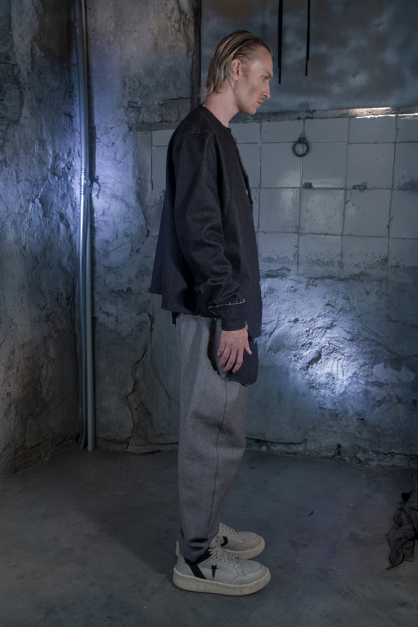 Deconstructed Reversible Bomber in Japanese Denim - ZHANNAONA | Partes de arriba - View 4