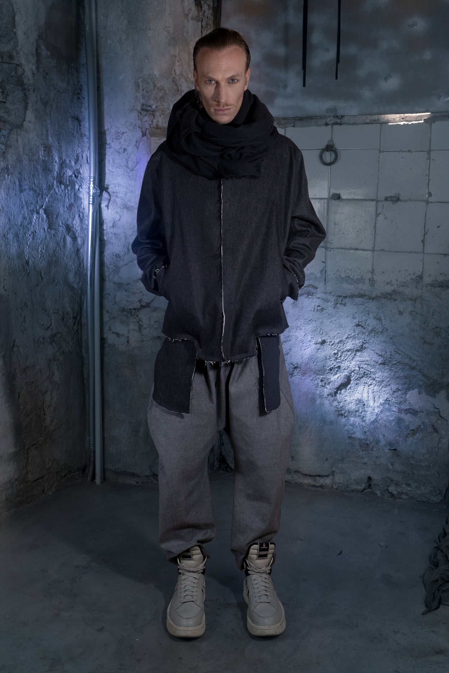 Deconstructed Reversible Bomber in Japanese Denim - ZHANNAONA | Partes de arriba - View 5