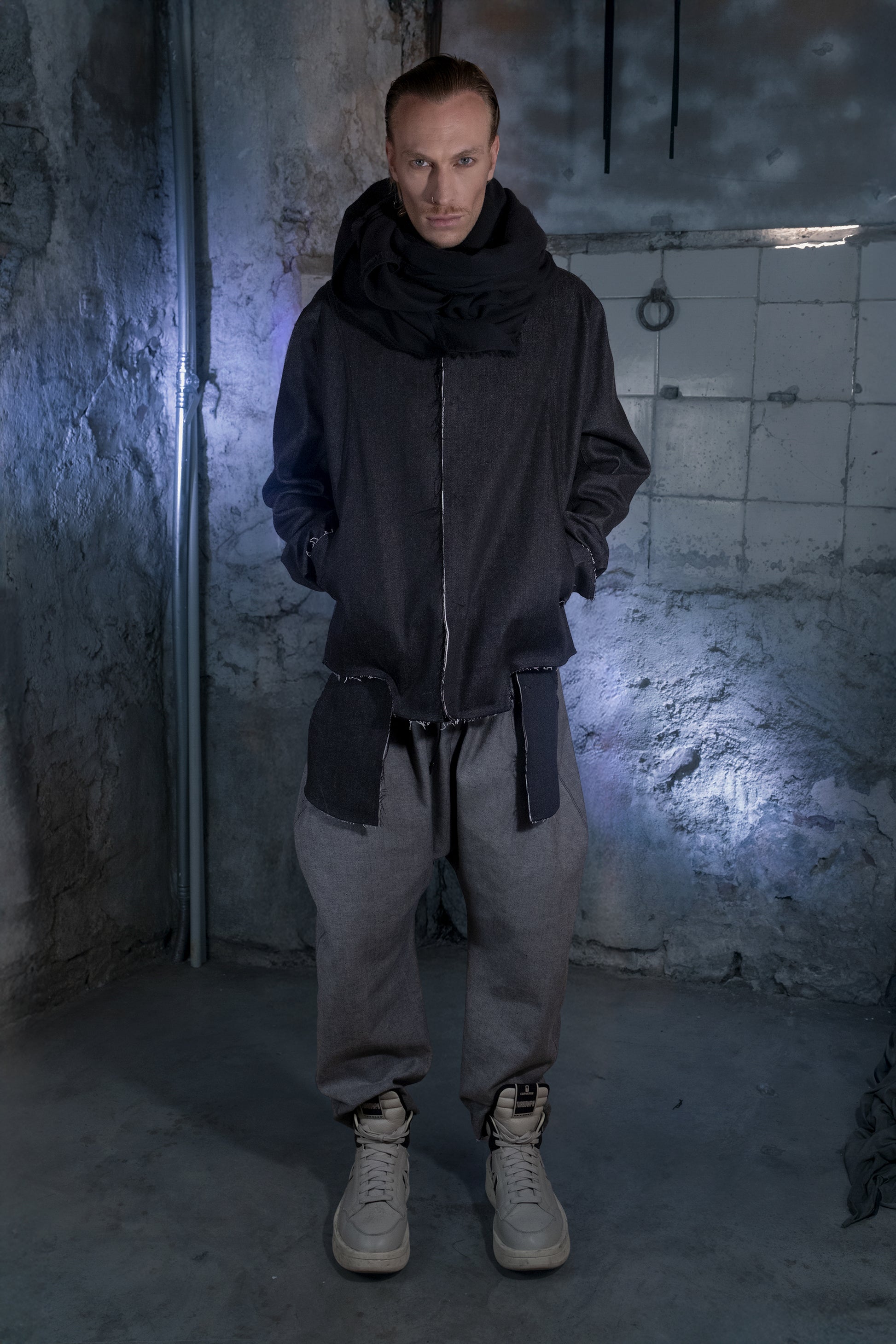 Deconstructed Reversible Bomber in Japanese Denim - ZHANNAONA | Partes de arriba - View 5