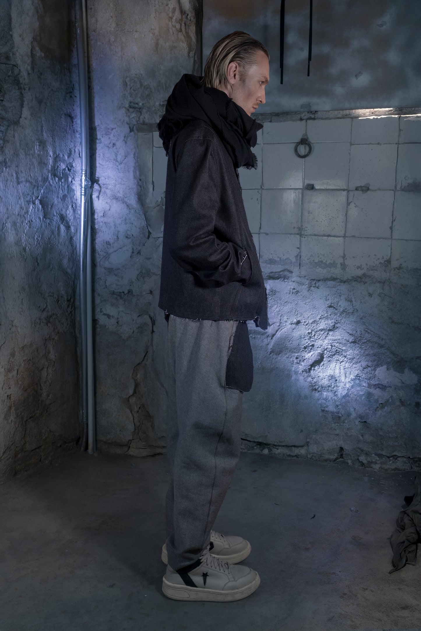 Deconstructed Reversible Bomber in Japanese Denim - ZHANNAONA | Partes de arriba - View 8