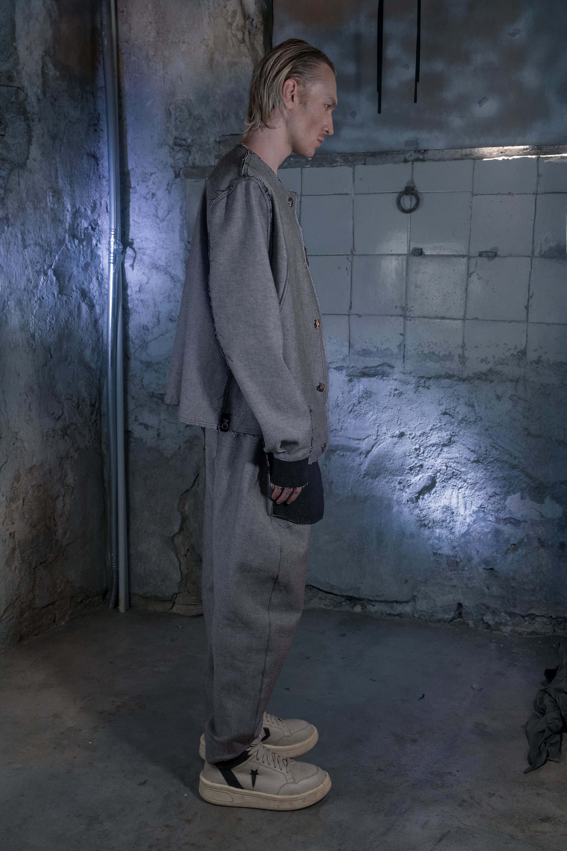 Deconstructed Reversible Bomber in Japanese Denim - ZHANNAONA | Partes de arriba - View 12
