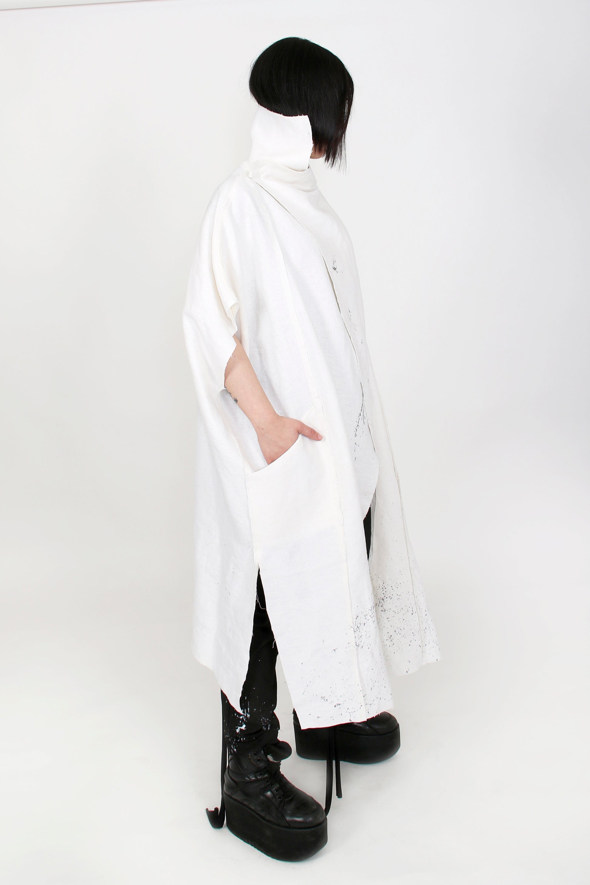 Drip Linen White Hand-Painted Cape - ZHANNAONA | Partes de arriba - Detail View
