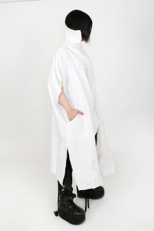 Drip Linen White Hand-Painted Cape - ZHANNAONA | Partes de arriba - Detail View