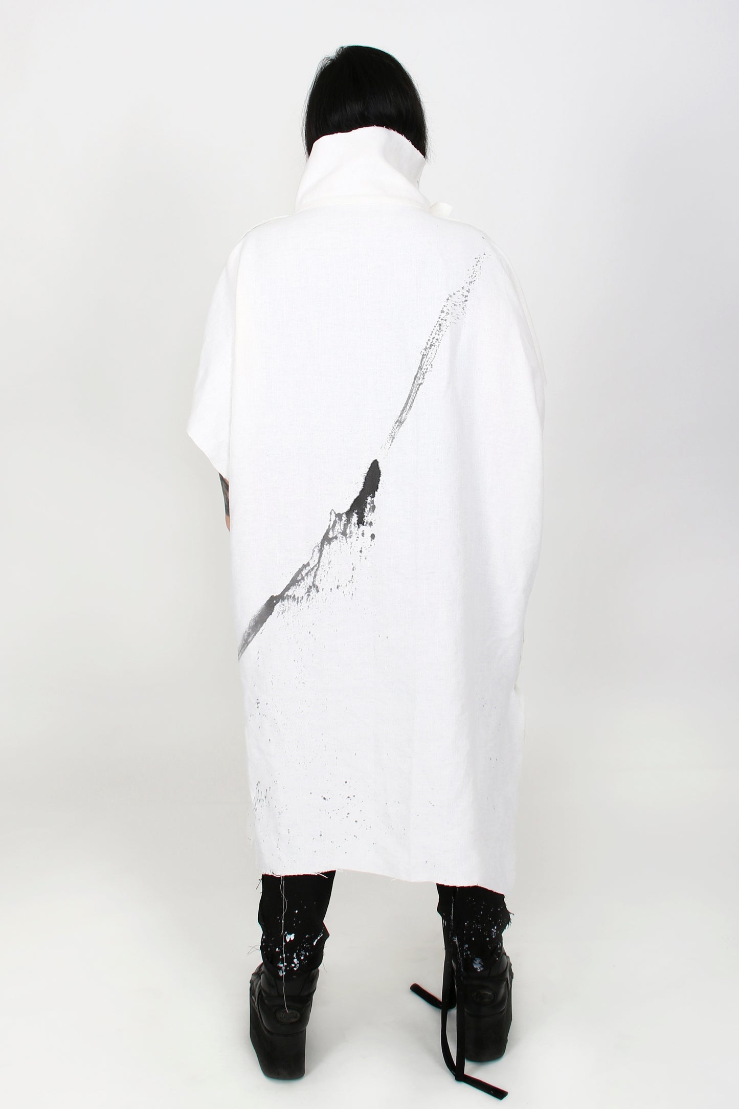 Drip Linen White Hand-Painted Cape - ZHANNAONA | Partes de arriba - Back View