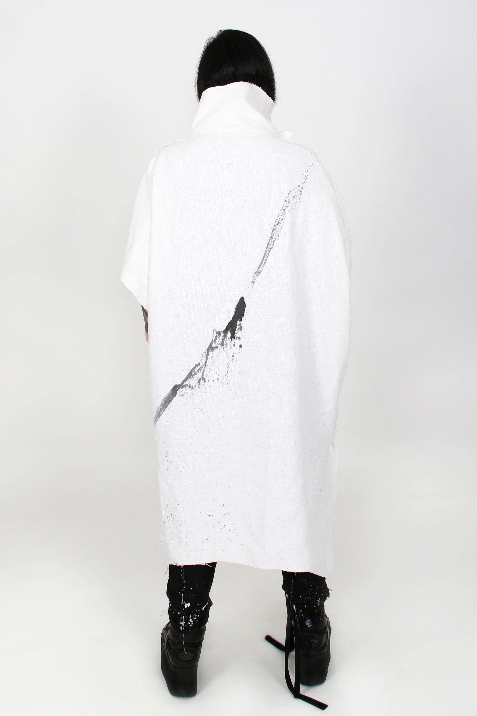 Drip Linen White Hand-Painted Cape - ZHANNAONA | Partes de arriba - Back View