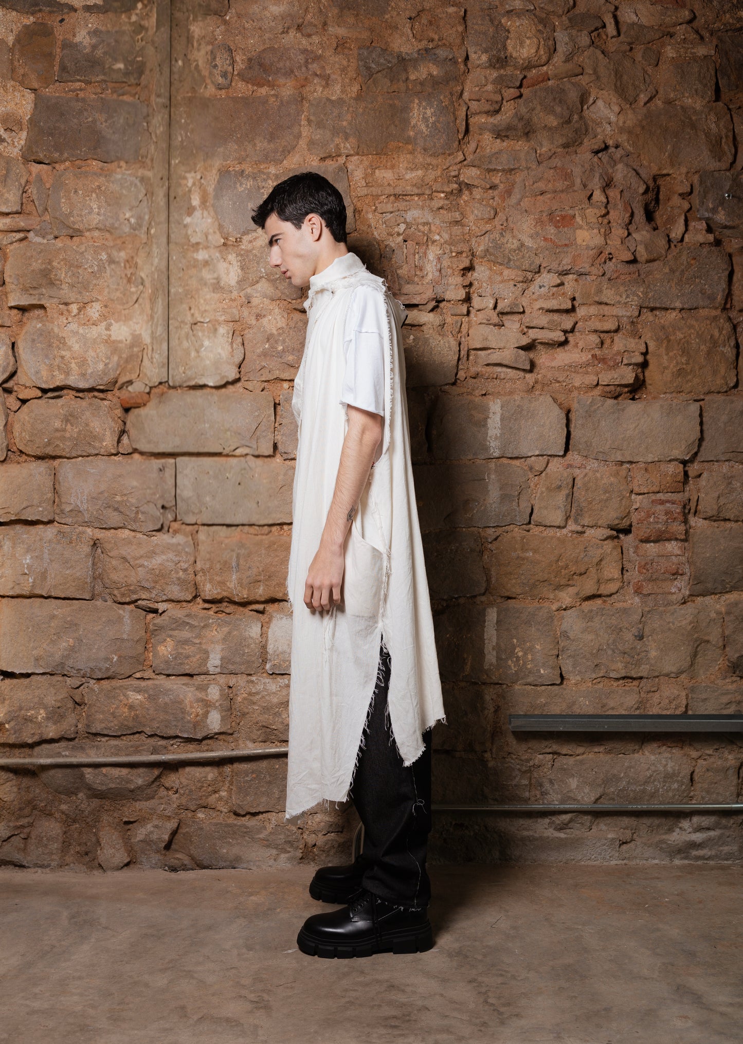 DUNE Transformable Cape in OFF White Linen & Cotton - ZHANNAONA | Partes de arriba - View 4