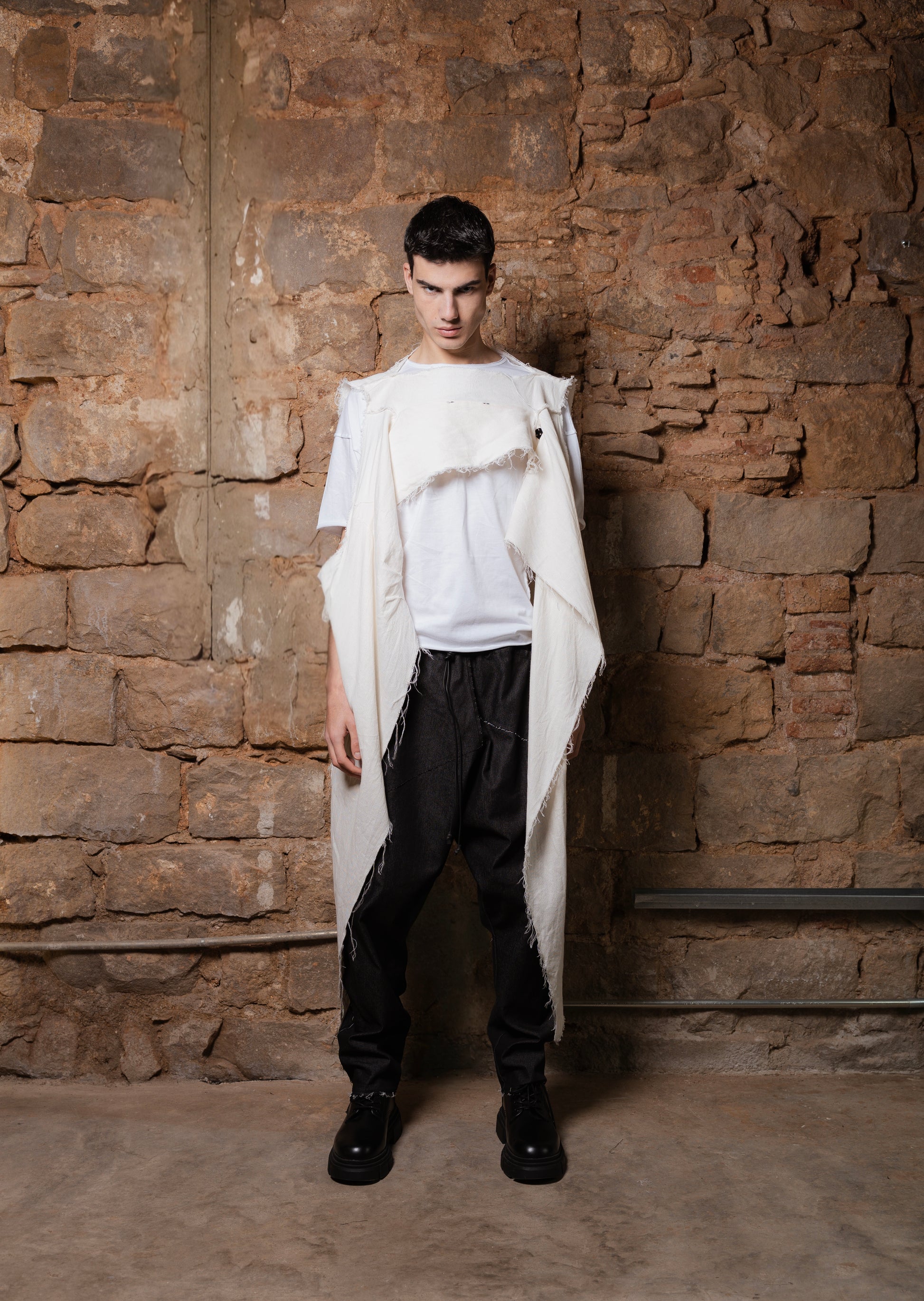 DUNE Transformable Cape in OFF White Linen & Cotton - ZHANNAONA | Partes de arriba - View 5