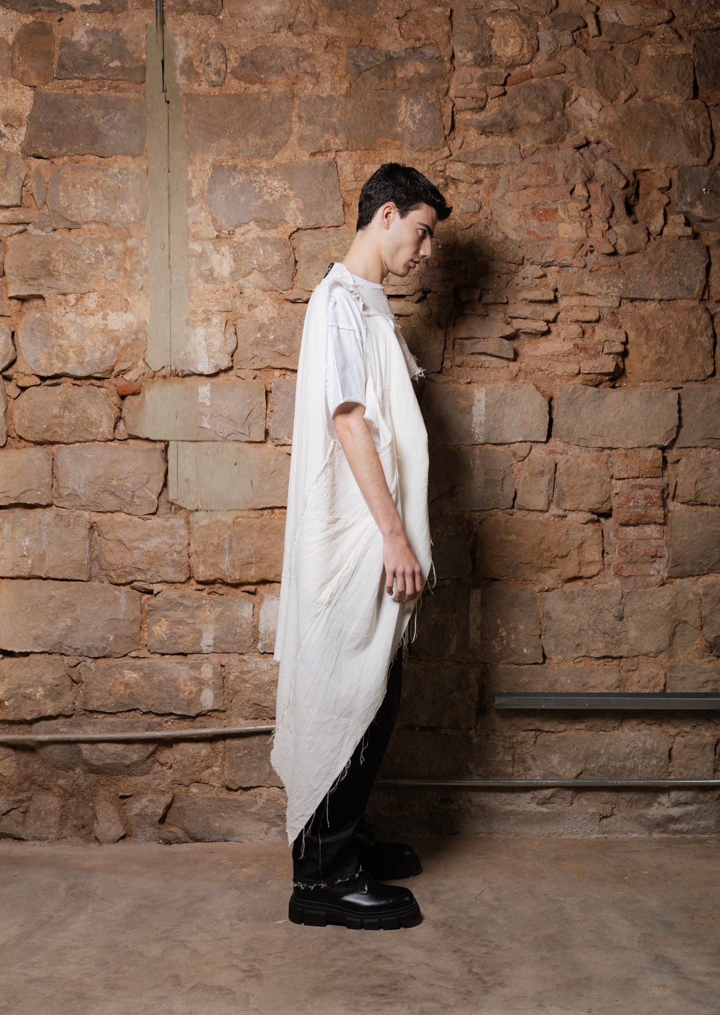 DUNE Transformable Cape in OFF White Linen & Cotton - ZHANNAONA | Partes de arriba - View 6
