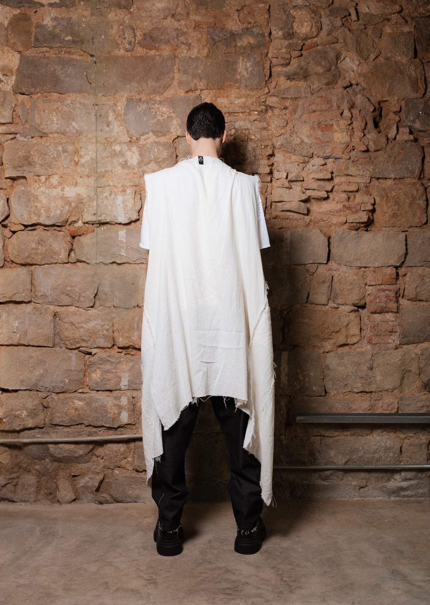 DUNE Transformable Cape in OFF White Linen & Cotton - ZHANNAONA | Partes de arriba - View 7
