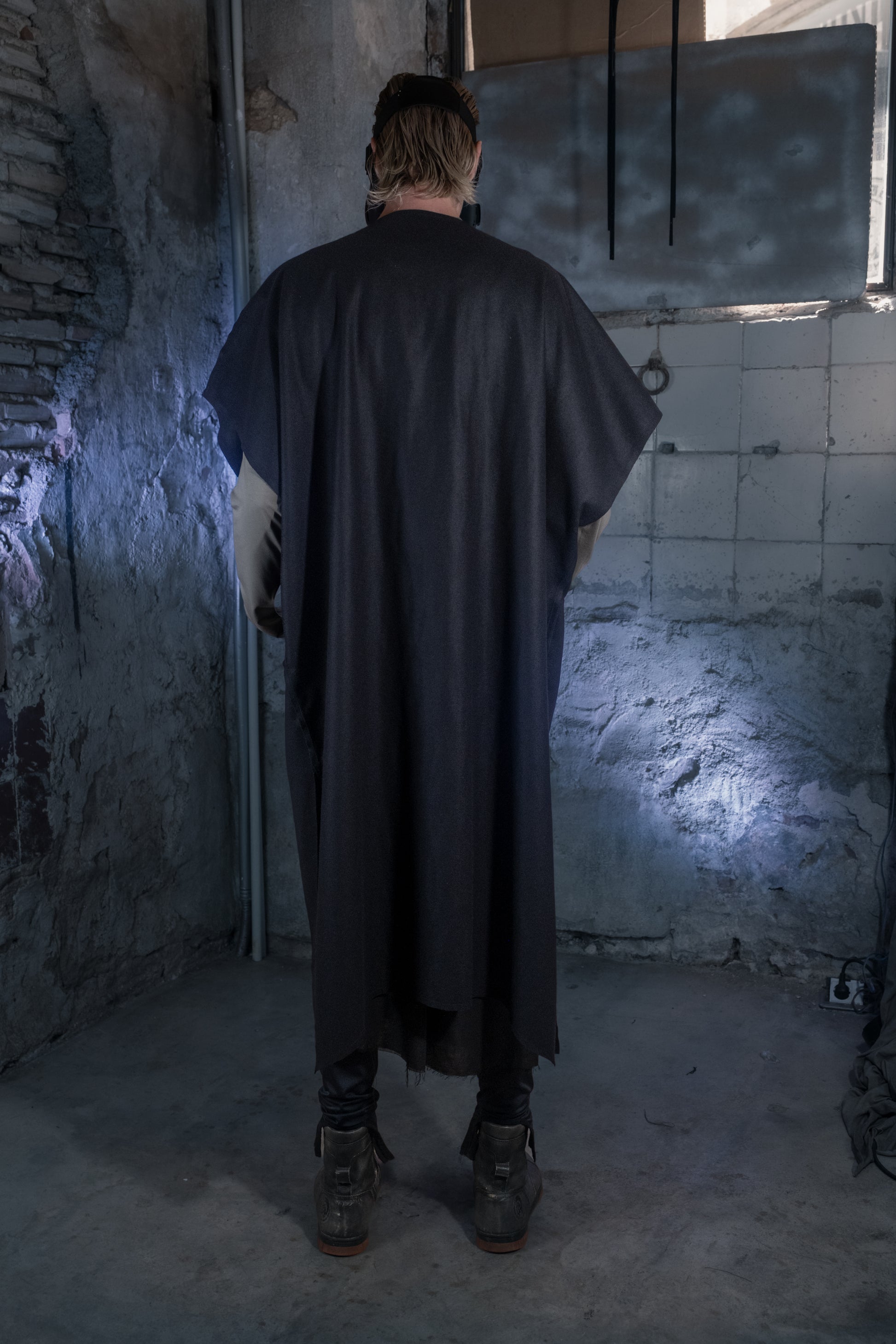 Gravité Asymmetrical Sleeveless Cape Coat - ZHANNAONA | Partes de arriba - Back View