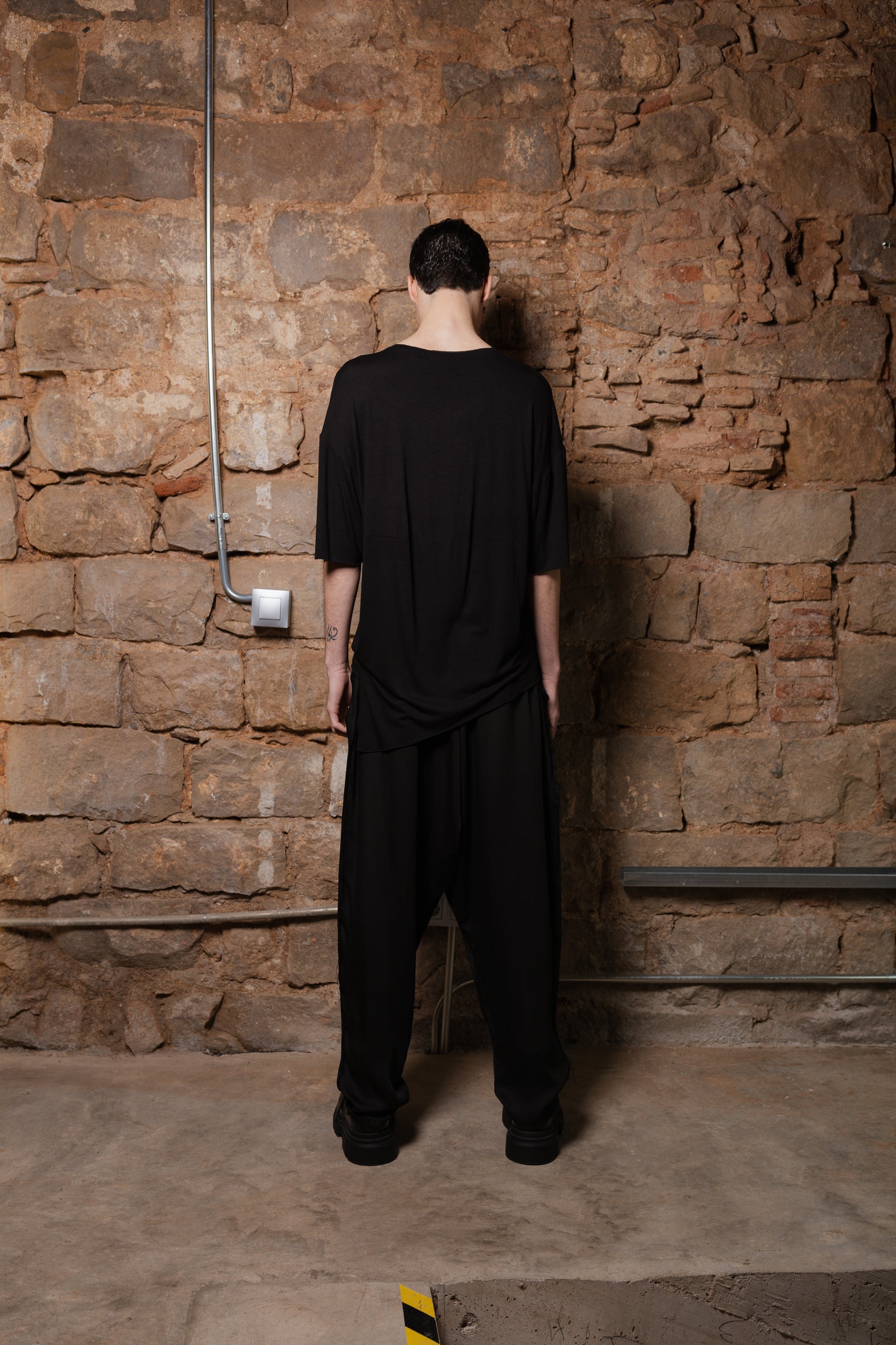 IVAN Oversize T-Shirt in Black Viscose - ZHANNAONA | Camisetas - Back View