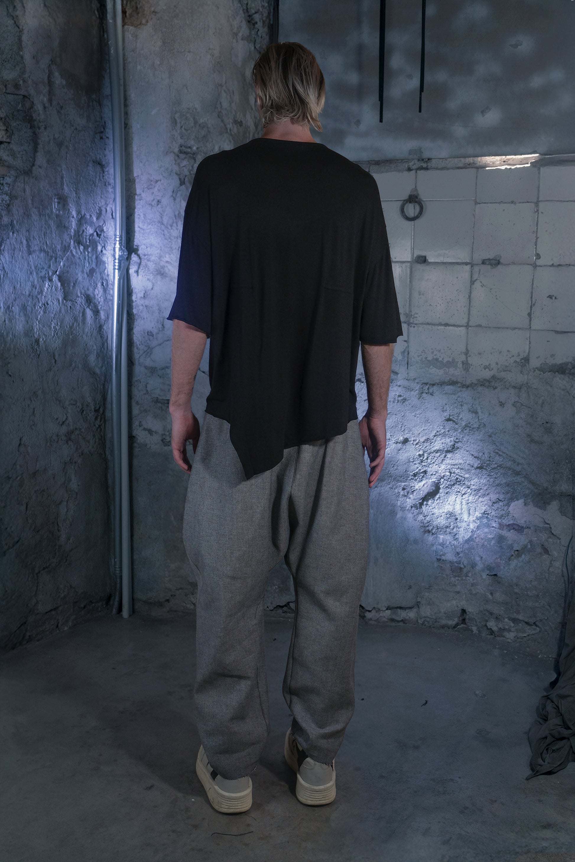 IVAN Oversize T-Shirt in Black Viscose - ZHANNAONA | Camisetas - View 5