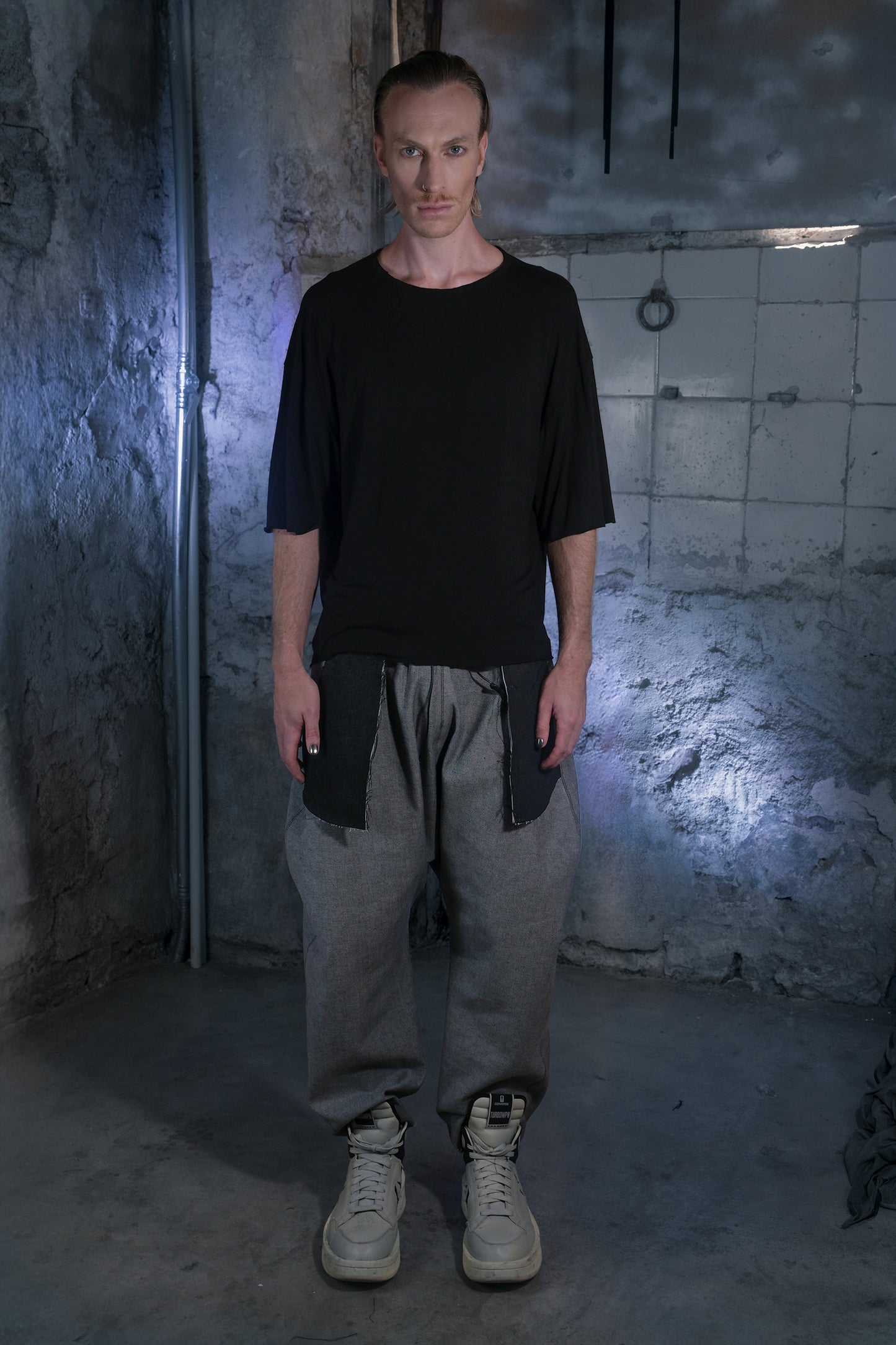 IVAN Oversize T-Shirt in Black Viscose - ZHANNAONA | Camisetas - View 7