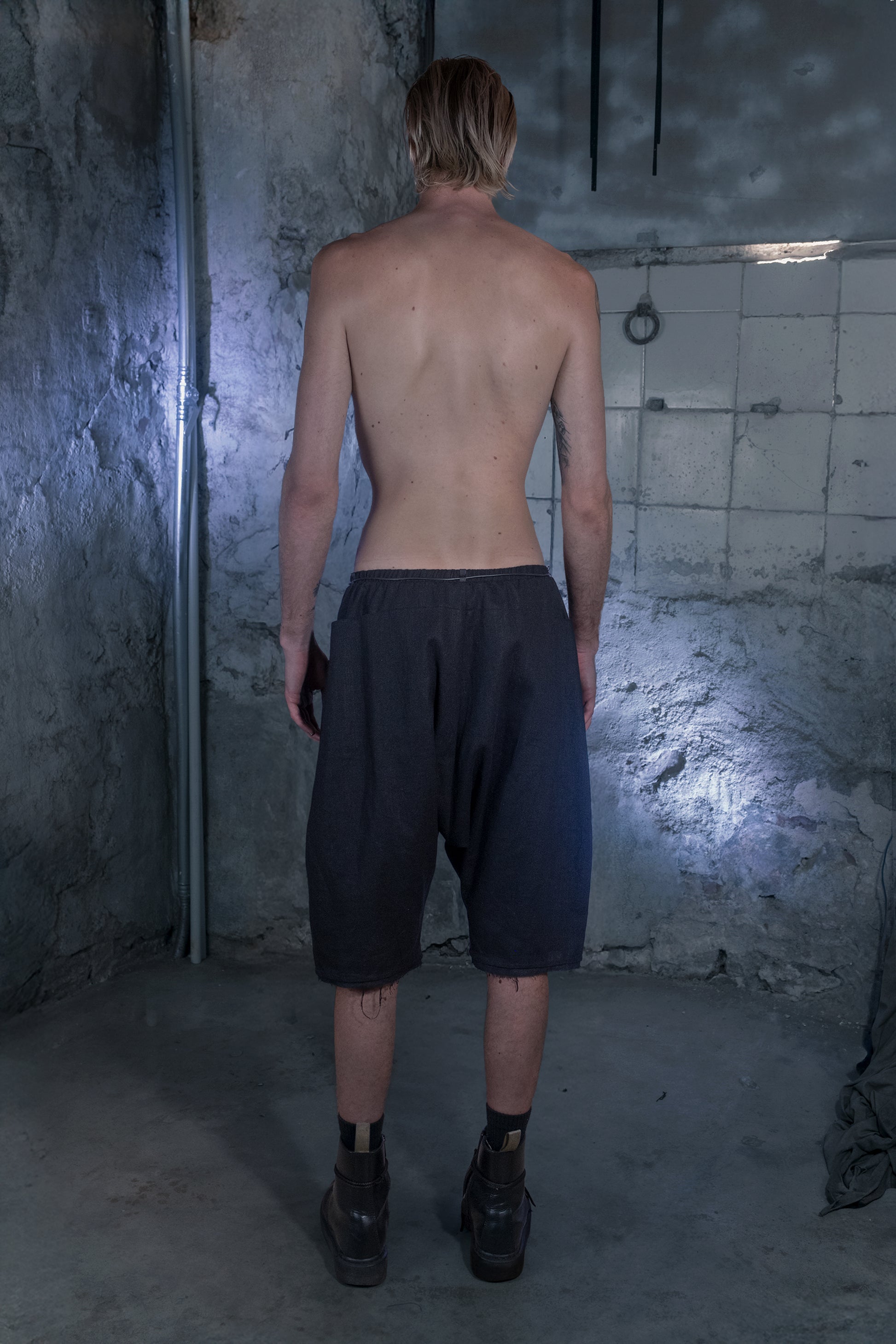 Linen Oversized Bermuda X - ZHANNAONA | Pantalones - Back View