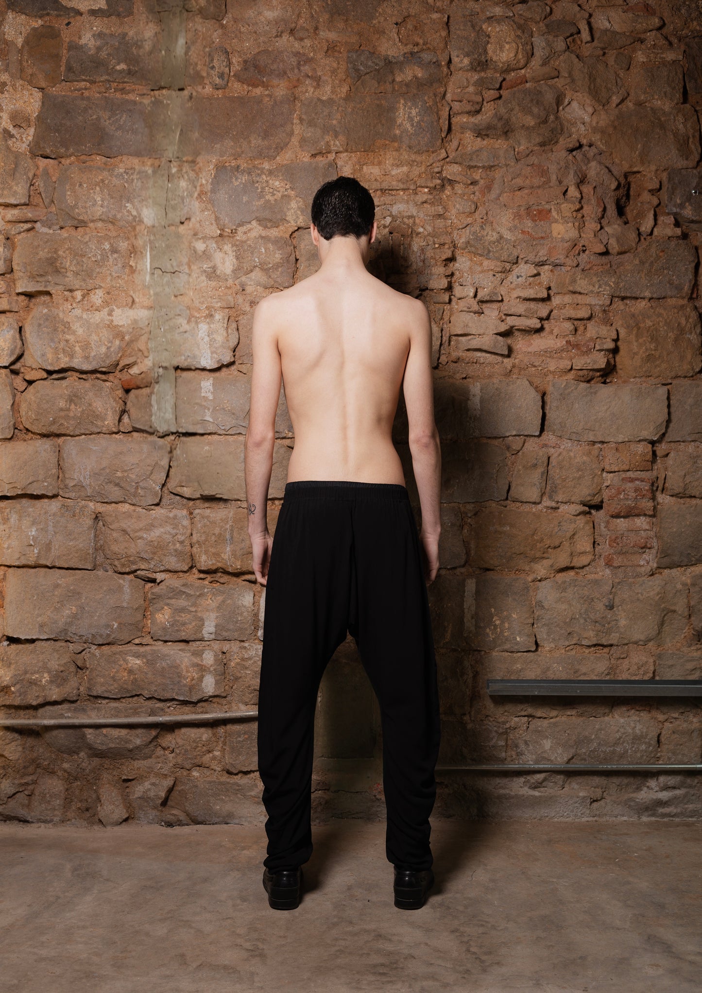 Low Rise Nefer Pants 2.0 in Black Viscose - ZHANNAONA | Pantalones - Back View
