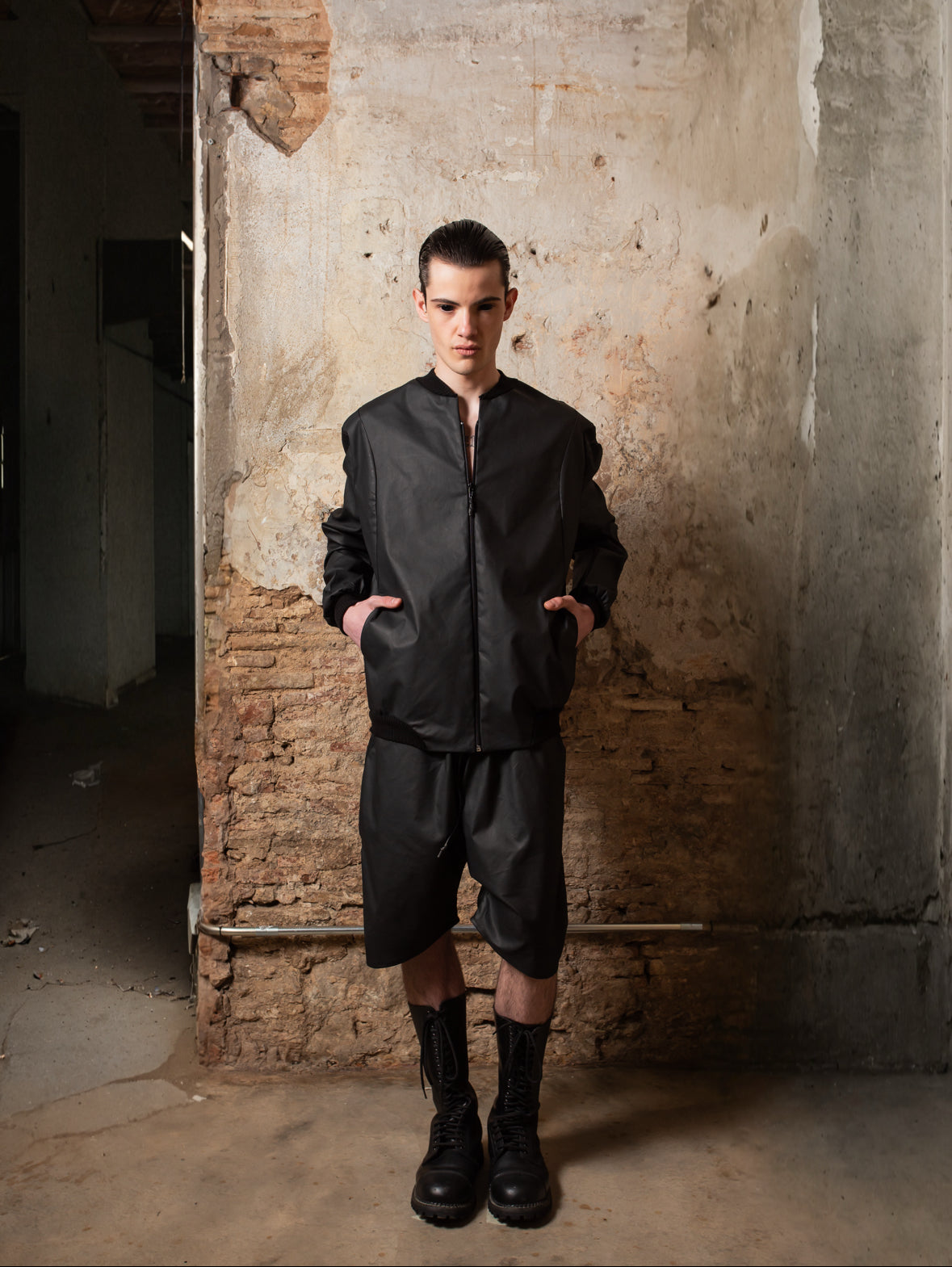 Reversible Vegan Leather Bomber - ZHANNAONA | Partes de arriba - Detail View