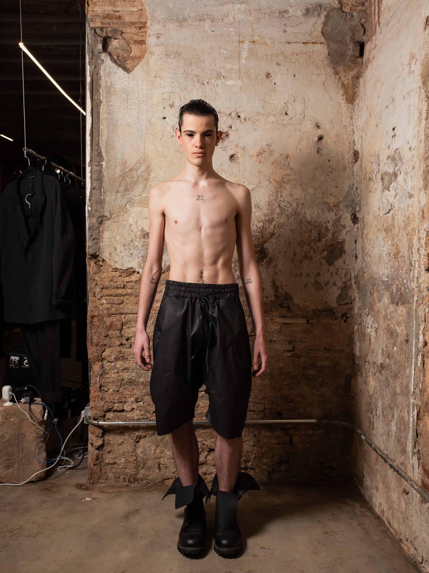 Short Sweat Pants in Coated Denim Satin - ZHANNAONA | Pantalones