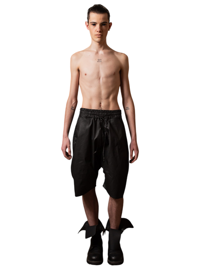 Kurze Sweat-Shorts aus beschichtetem Denim-Satin