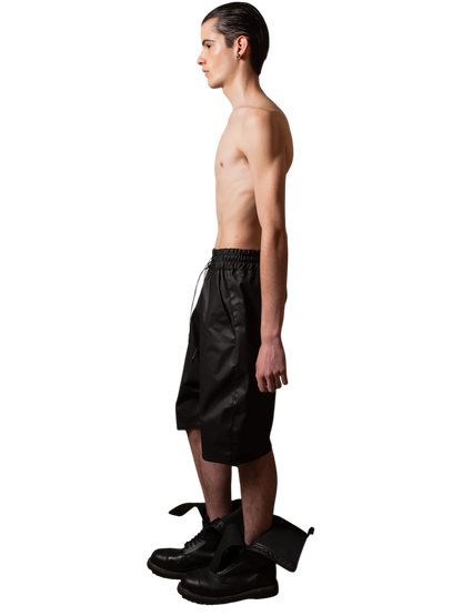 Kurze Sweat-Shorts aus beschichtetem Denim-Satin