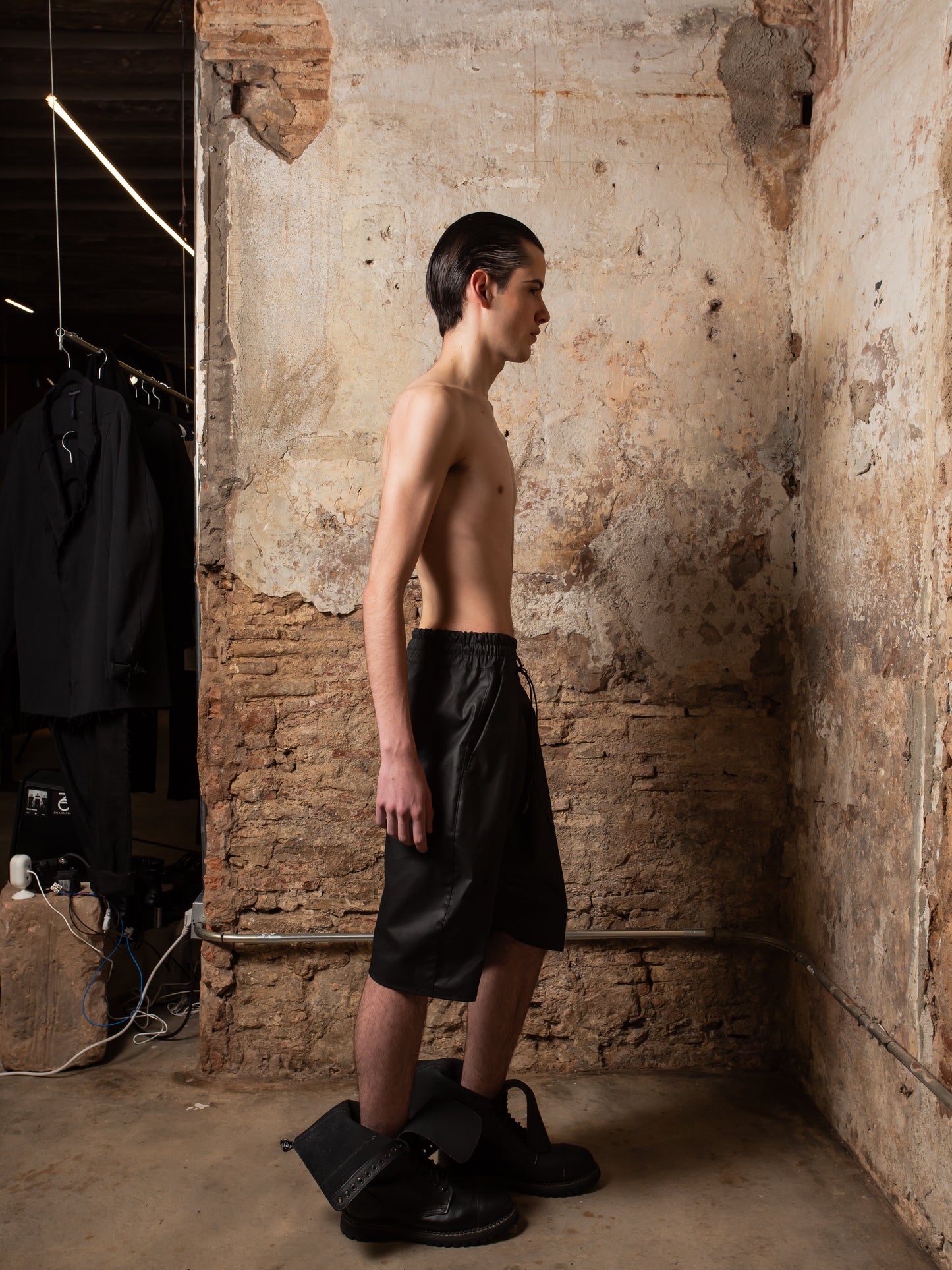 Short Sweat Pants in Coated Denim Satin - ZHANNAONA | Pantalones - View 4