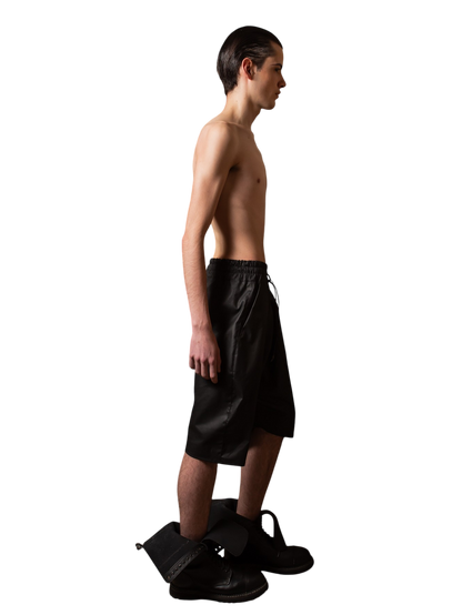 Kurze Sweat-Shorts aus beschichtetem Denim-Satin