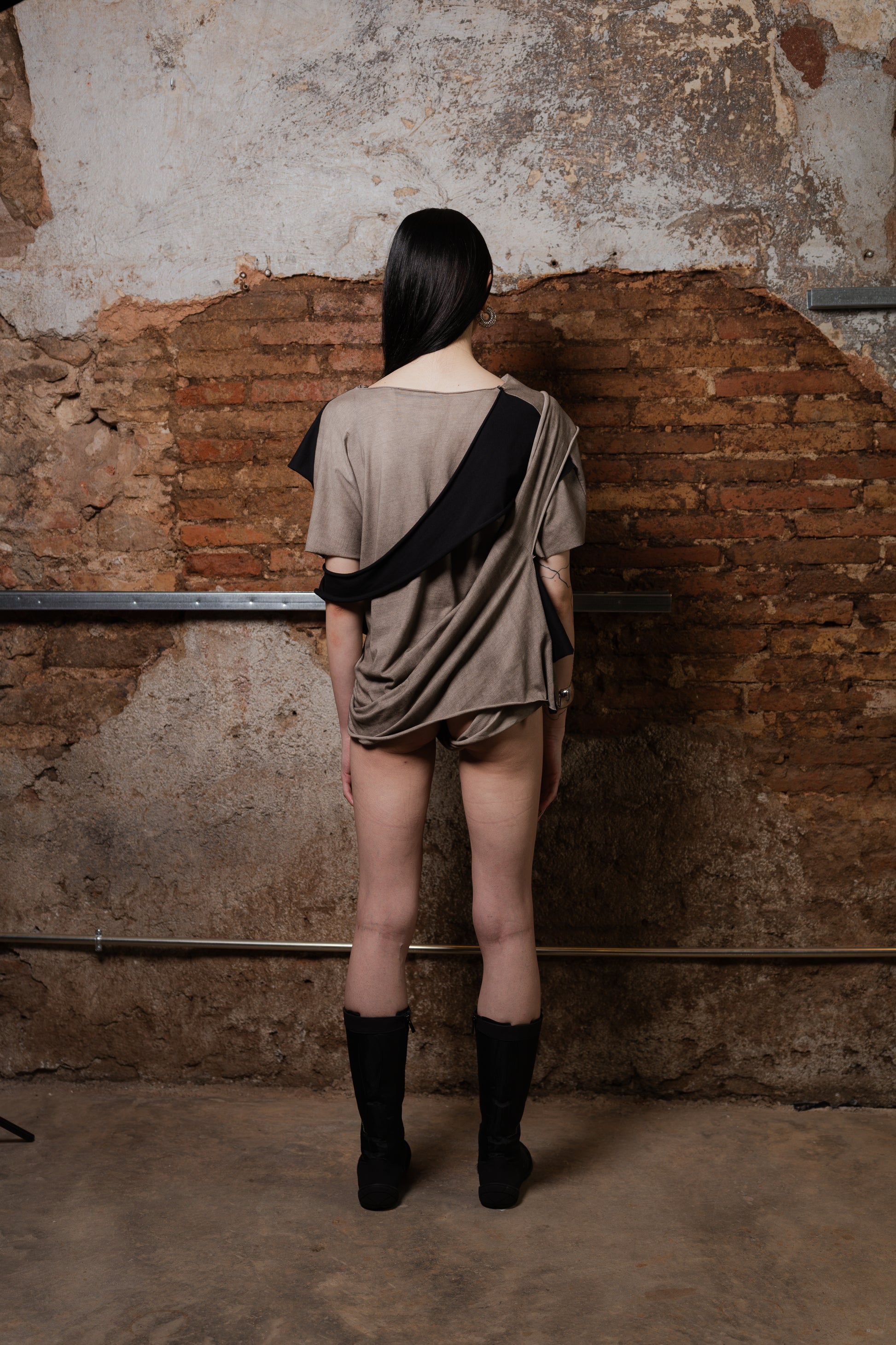 Wave Transformable Layered T-Shirt - ZHANNAONA | Camisetas - Back View