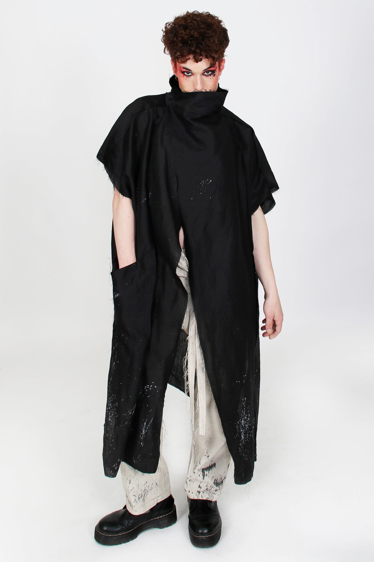 DRIP cape in black painted linen