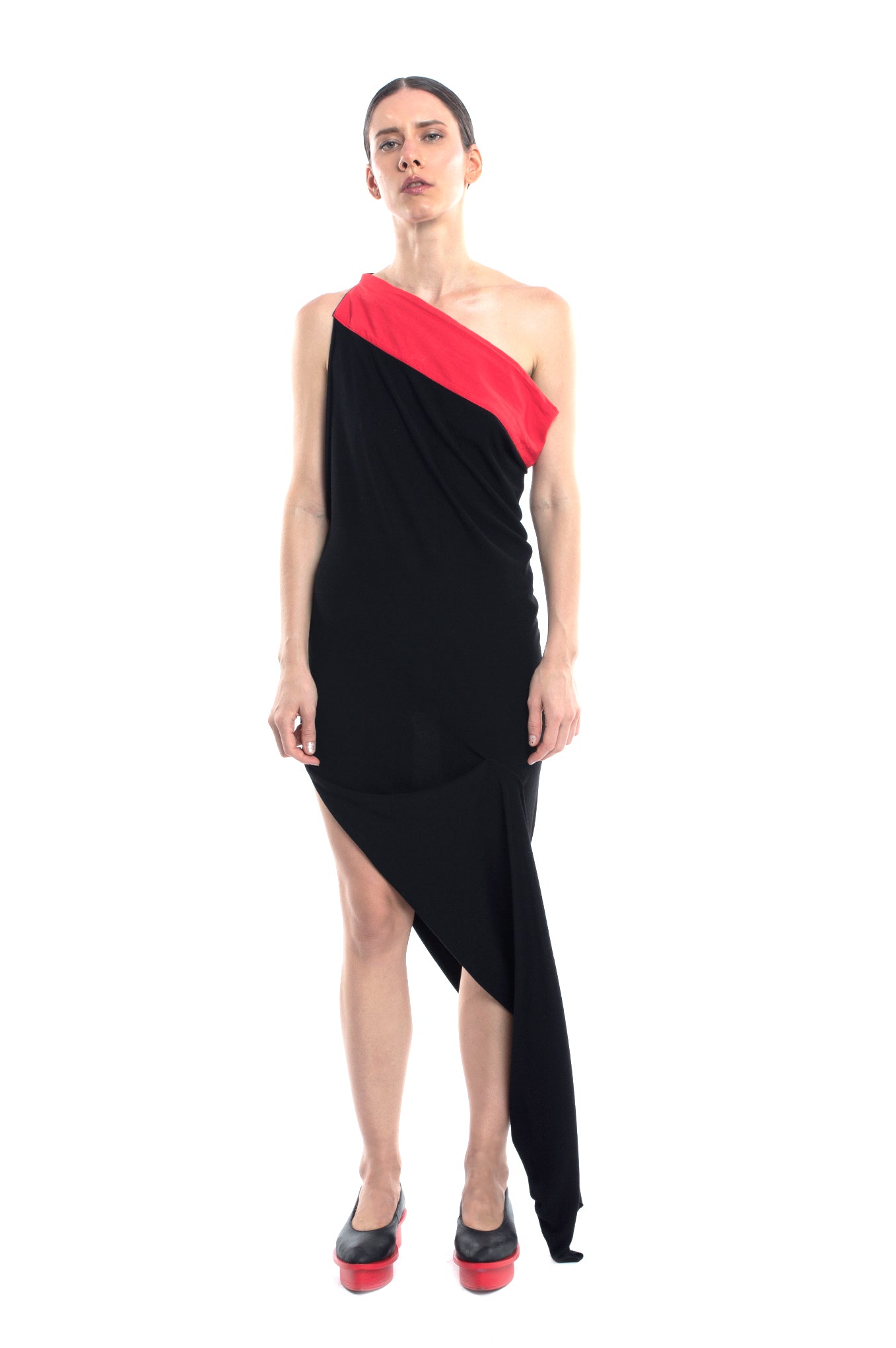 ZHANNAONA gala dress tencel reversible black red line asymmetrical genderfluid Barcelona avant-garde fashion