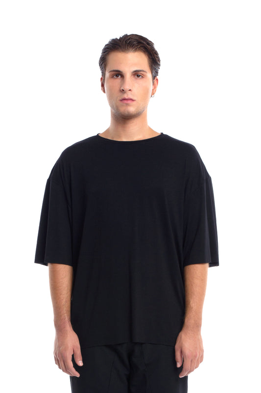 ZHANNAONA t shirt viscose knit black oversize short sleeves and dropped shoulders minimalist genderfluid unisex Barcelona avant-garde fashion