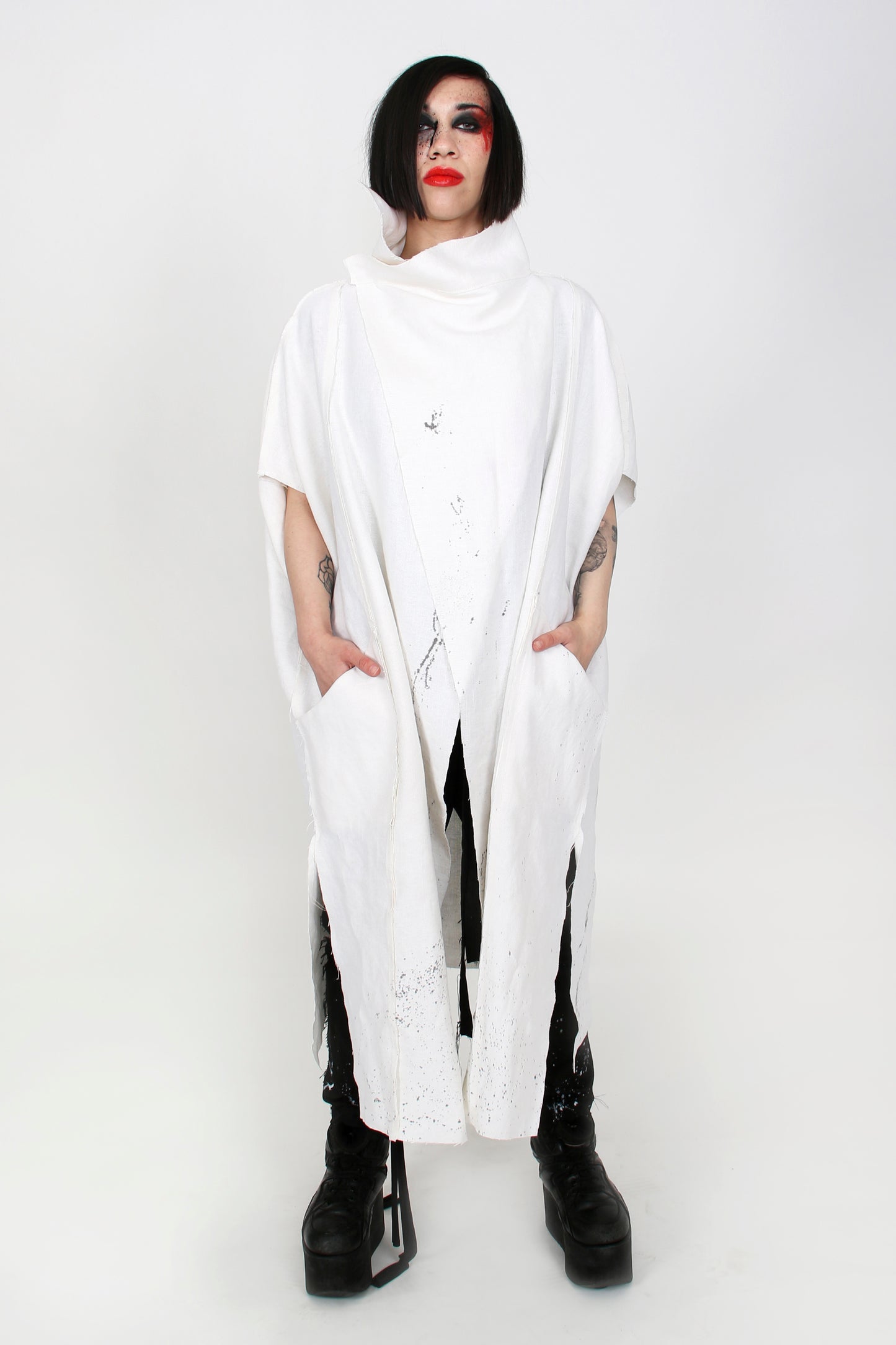 ZHANNAONA cape coat white linen painted with organic textile paint minimalist genderfluid unisex Barcelona avant-garde fashion